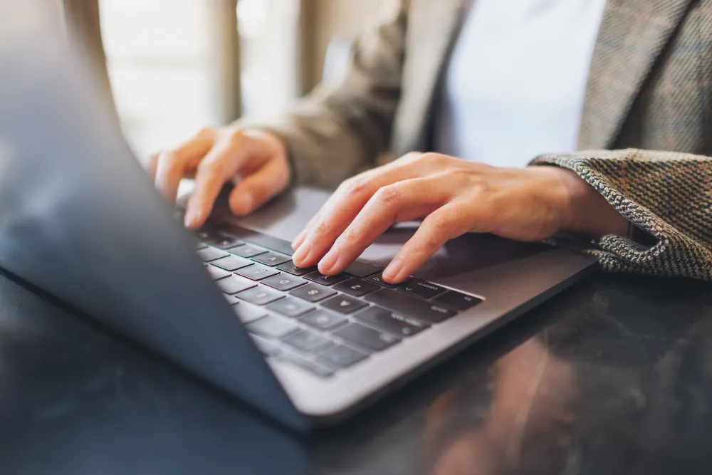 vue rapprochée mains en train d'écrire sur un clavier