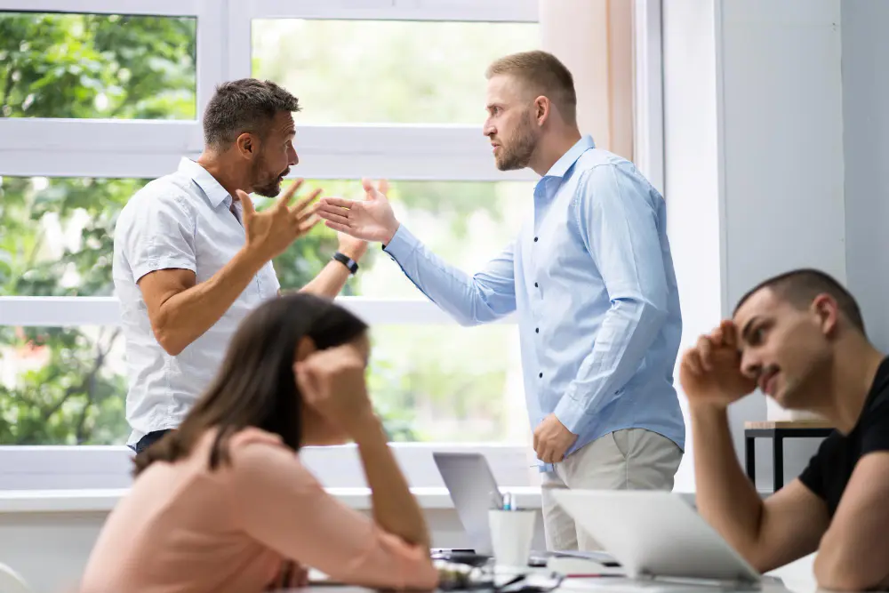 deux personnes se disputent au travail
