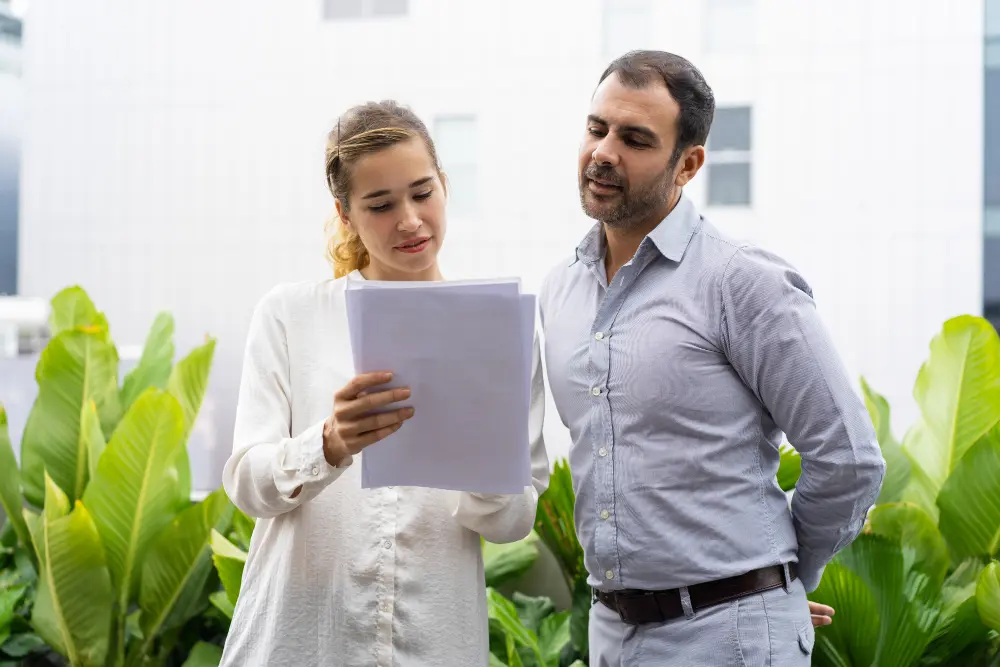 femme et homme qui regardent des documents