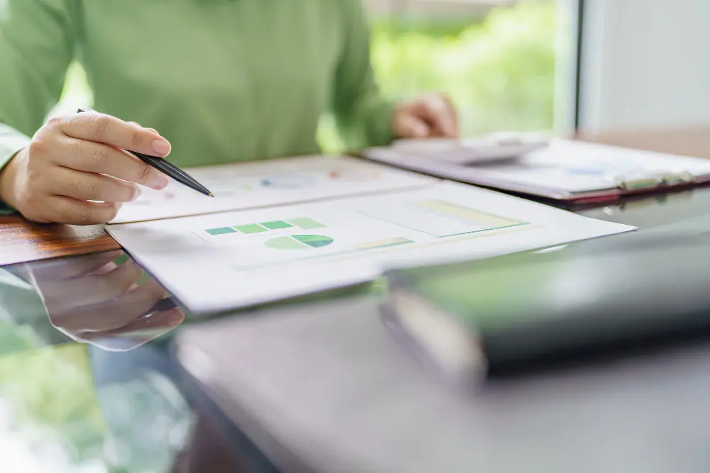 femme habillée en vert qui consulte des documents