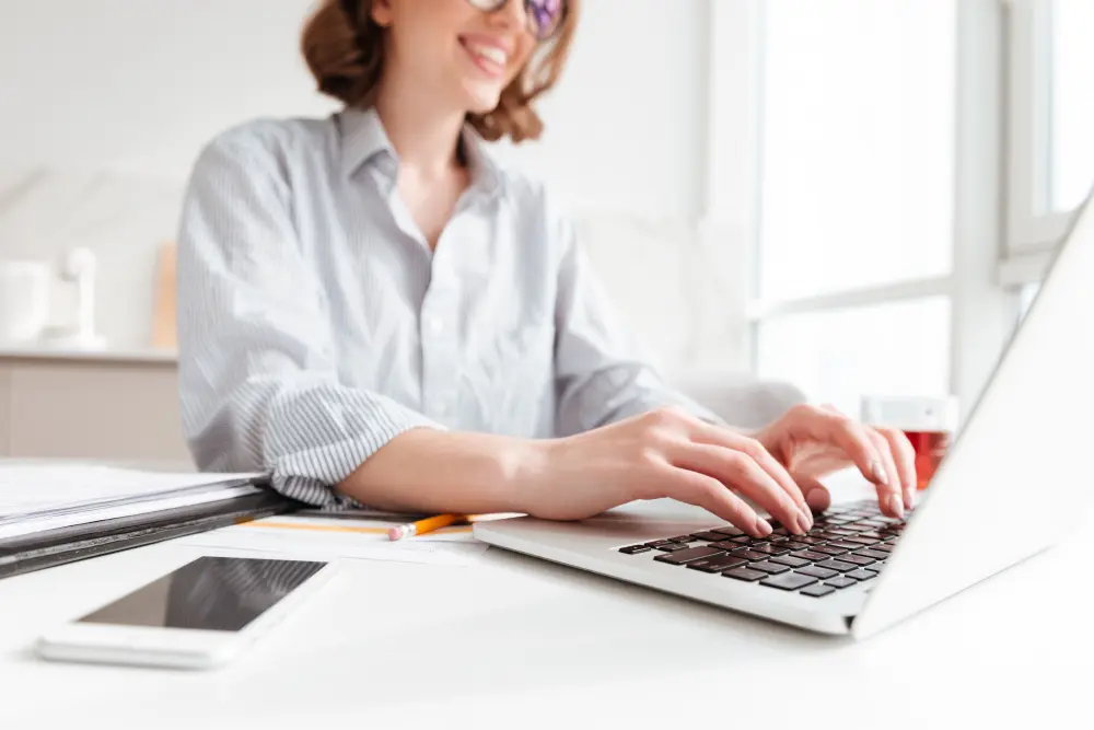 femme qui écrit sur un ordinateur