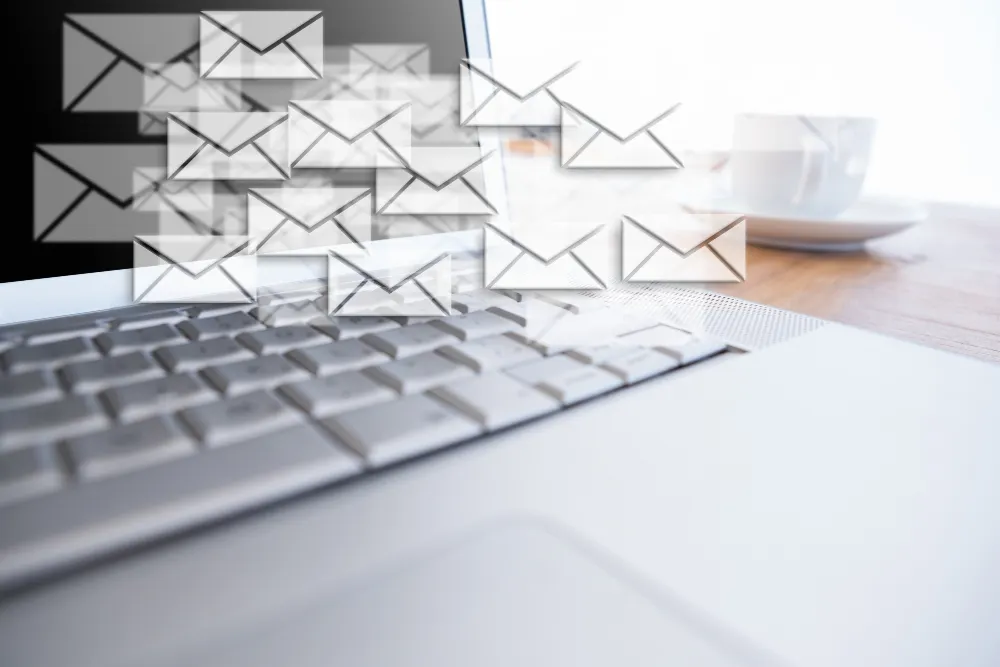ordinateur avec des icônes d'emails