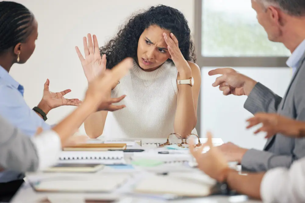 femme en réunion au travail qui a des problèmes