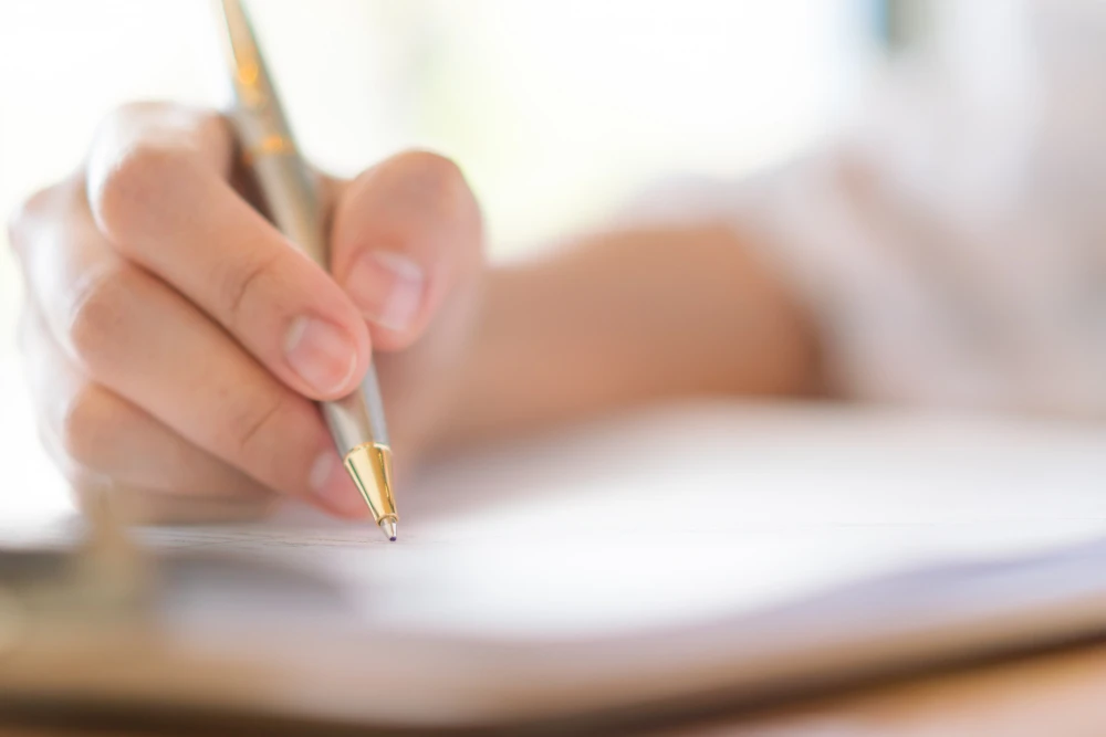 femme qui écrit sur un cahier